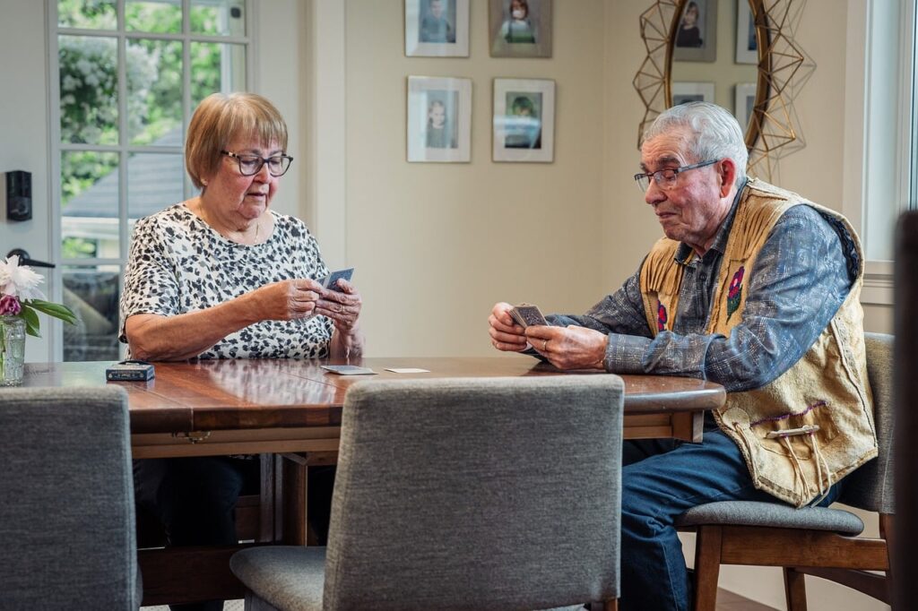 Couple de seniors chez eux, bien vieillir a domicile