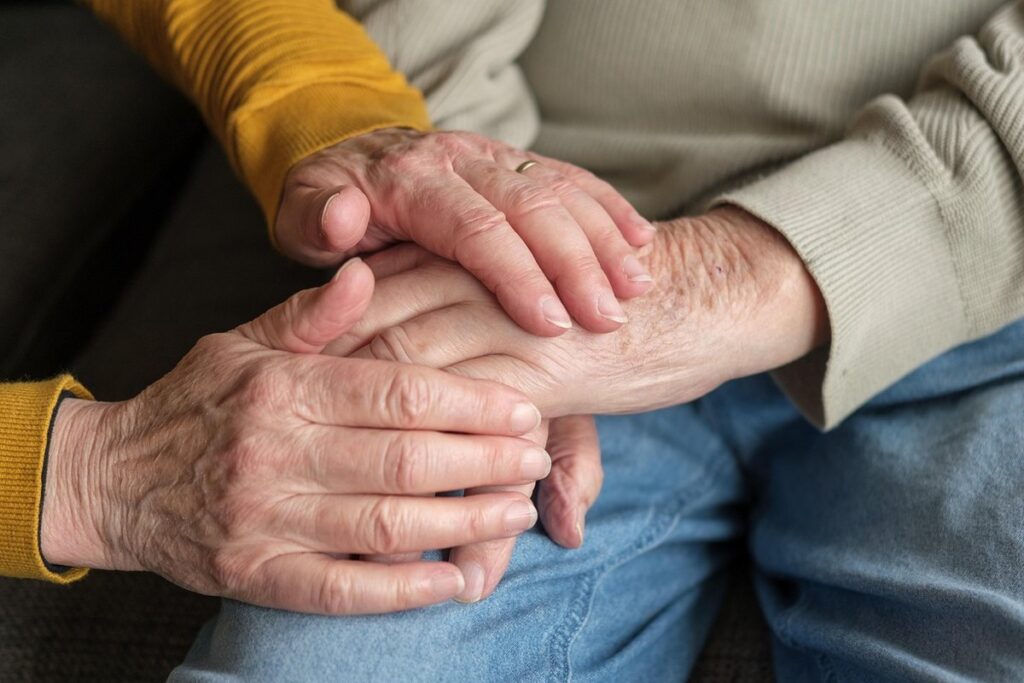 Aides pour le maintien à domicile d'un senior : le guide 2026