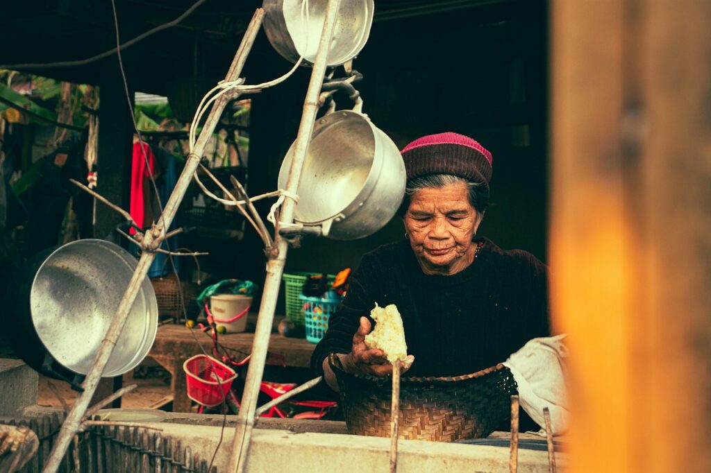 Femme âgée préparant un repas dans sa cuisine